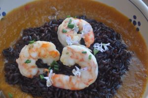 Riso venere con vellutata di zucca e mazzancolle croccanti