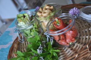 vassoio con wrap al salmone e vegetariane