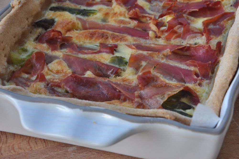 Torta rustica con asparagi e prosciutto crudo