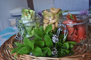 vassoio con barattolini di wrap e tarallucc