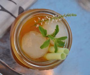 Succo di fichi d'india accompagnato con erba cedrina