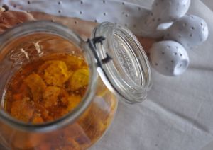 Fichi d'india messi a macerare nell'alcol