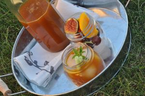 Succo di fichi d'india accompagnato con frutta fresca