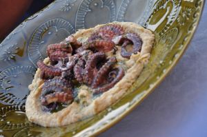 Hummus di ceci con polpo grigliato e olio al basilico