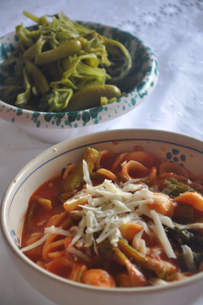 Orecchiette con talli di zucchine, pomodoro e cacioricotta