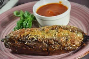 Melanzane ripiene al forno con provola affumicata e sughetto di accompagno