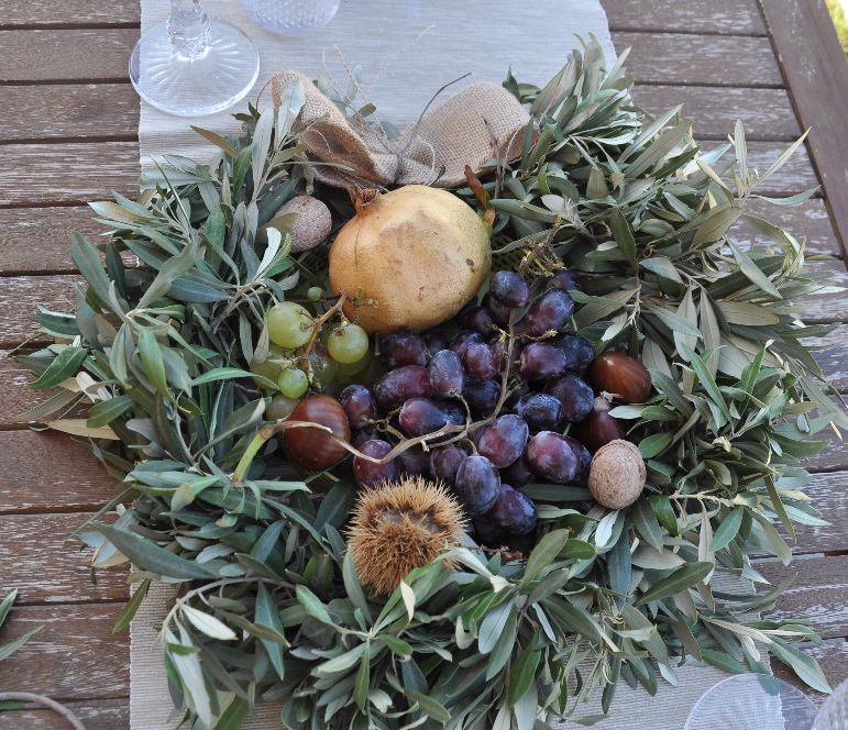 Centrotavola ghirlanda d'ulivo  e frutta di stagione