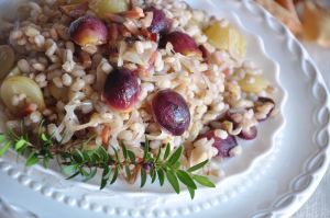 Orzo con uva e speck