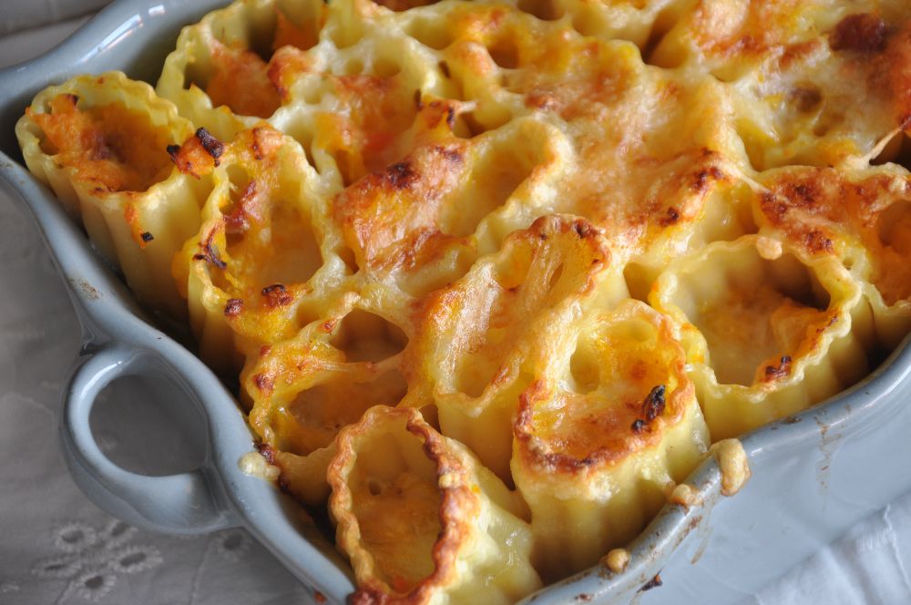 Paccheri ripieni, con zucca, salsiccia e mozzarella