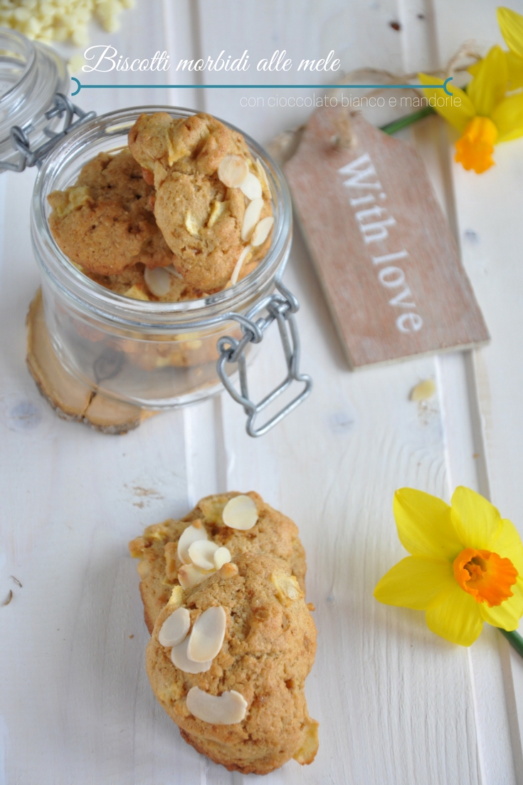 Biscotti morbidi alle mele, con cioccolato bianco e mandorle a scaglie