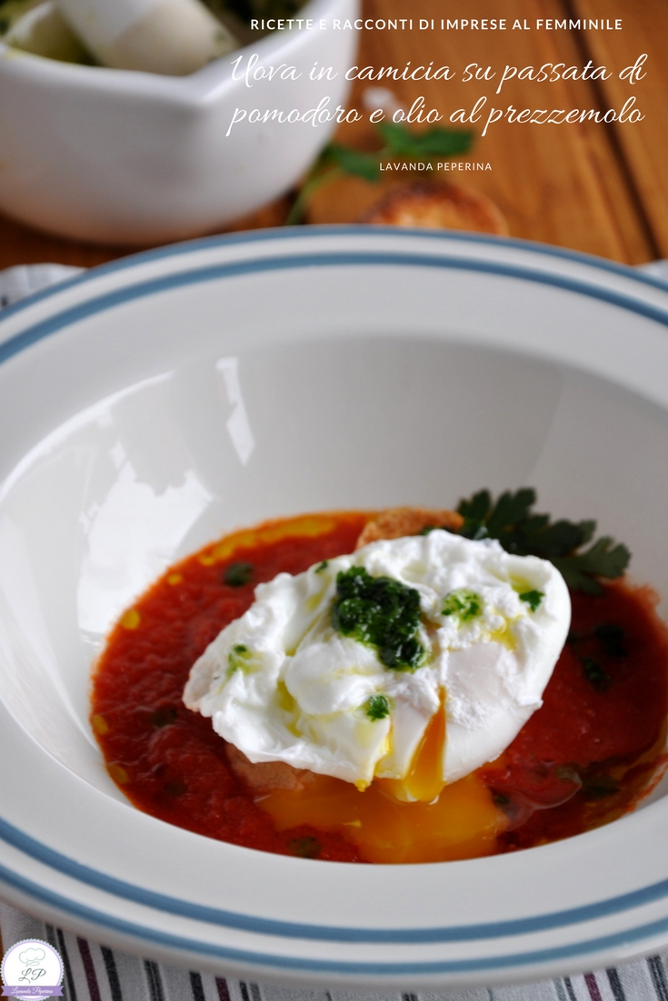 Uova in camicia su letto di passata di pomodoro e crostini aromatizzati all'olio con prezzemolo