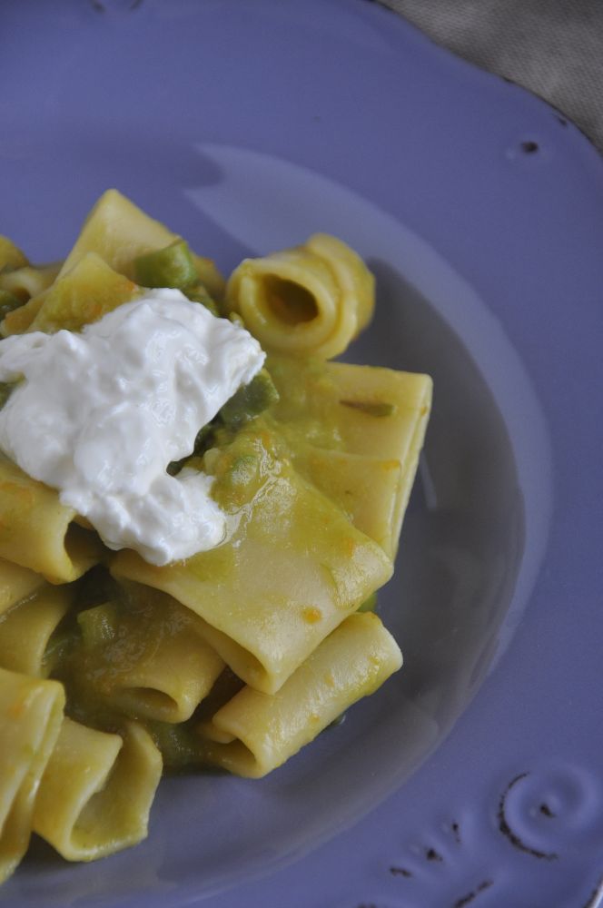 Paccheri con asparagi e crema di mozzarella di bufala