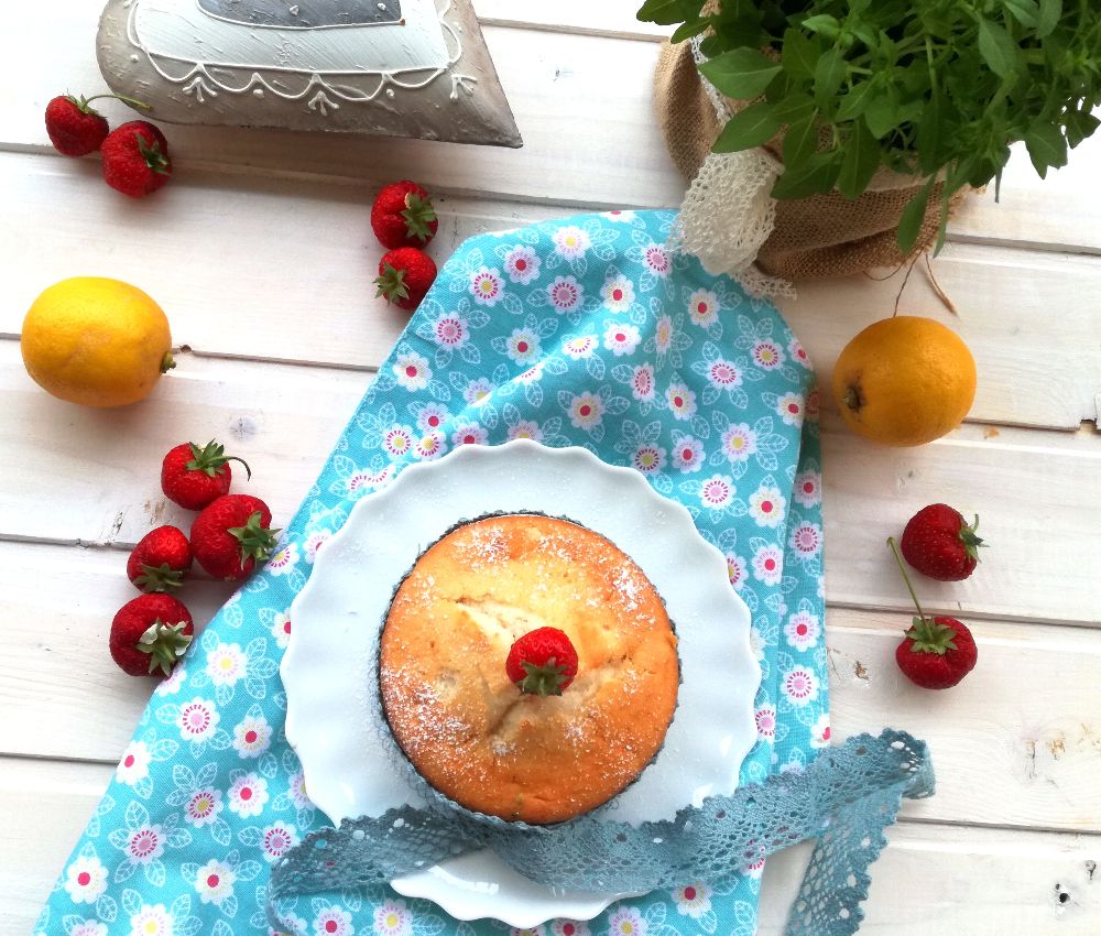 Torta soffice con fragole e albumi