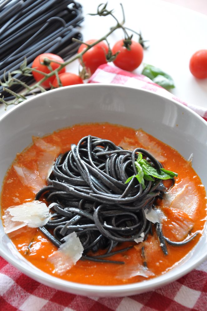 Linguine al nero di seppia su vellutata di peperoni e menta