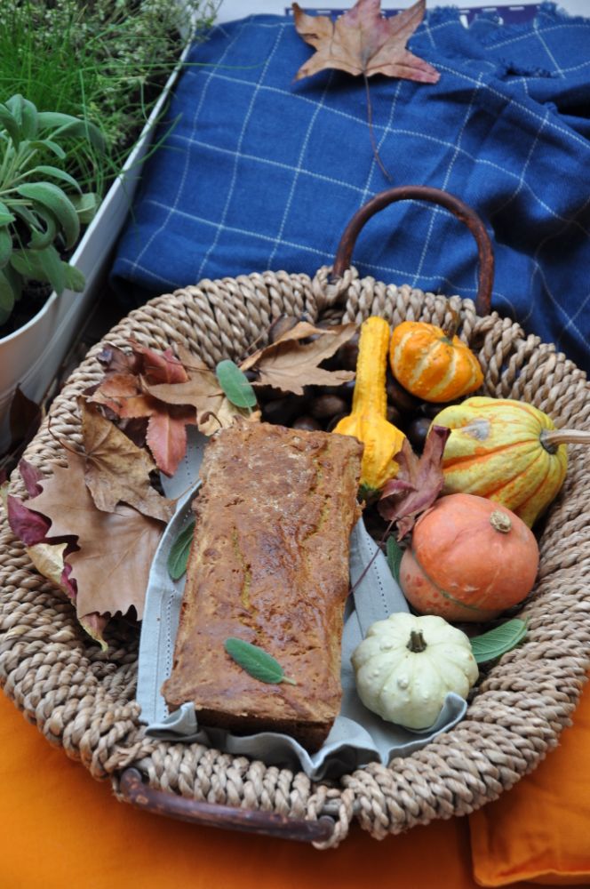 Cesto da pic nic con pane alla zucca