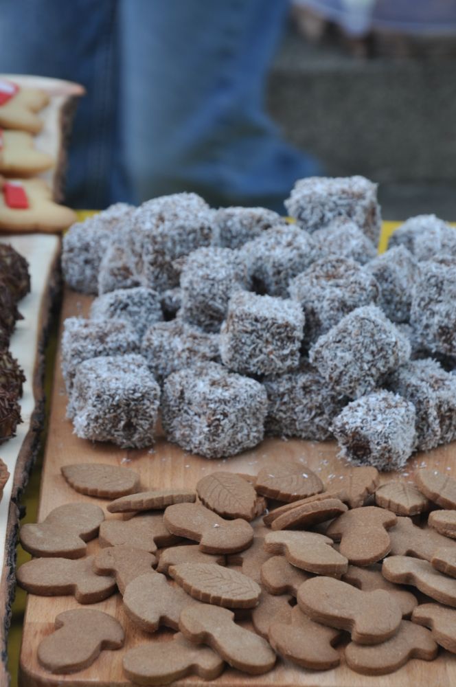 Lamington e foglie di frolla al cioccolato