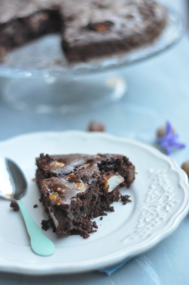 Torta al cioccolato fondente, con pere e nocciole