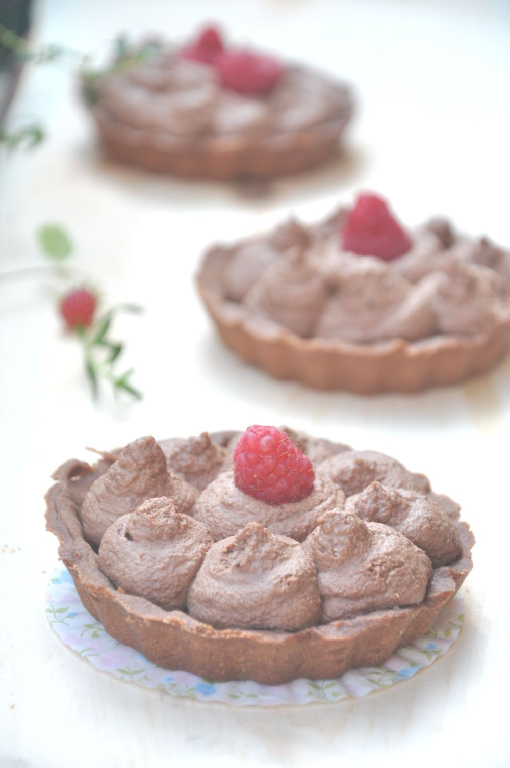 Tartellette con mousse al cioccolato e lampone