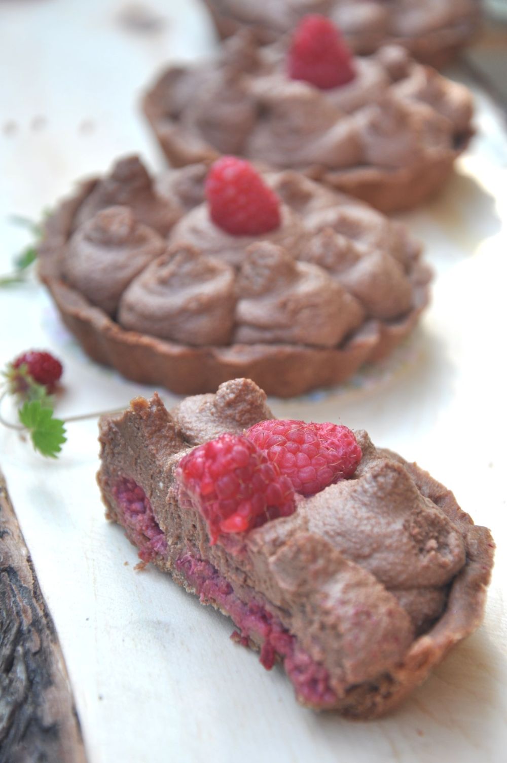 Tartellette con mousse al cioccolato e lampone