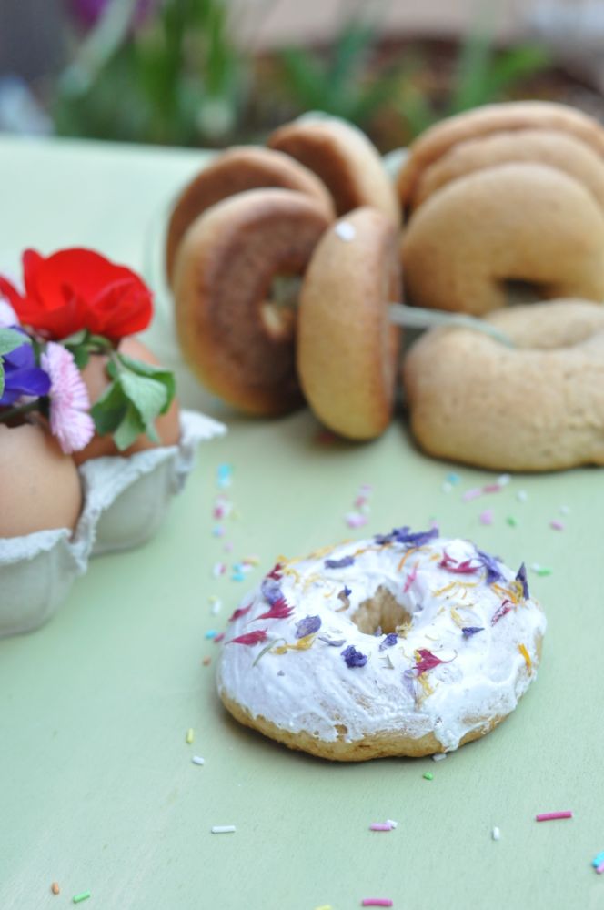 Ciambella decorata con fiori eduli