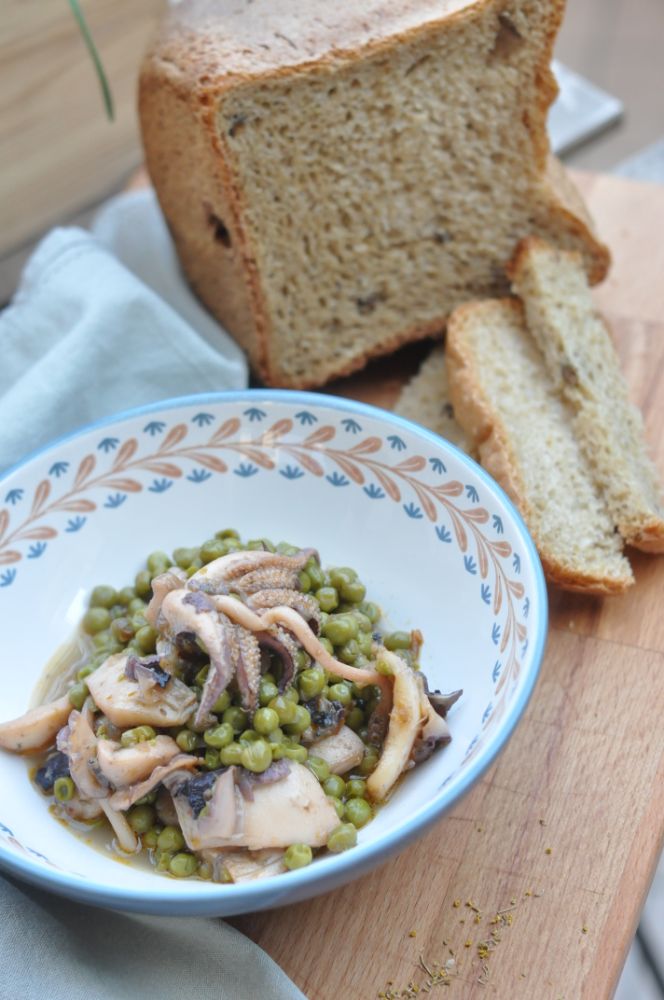 Seppie e piselli, con pane ai fiori di finocchietto selvatico