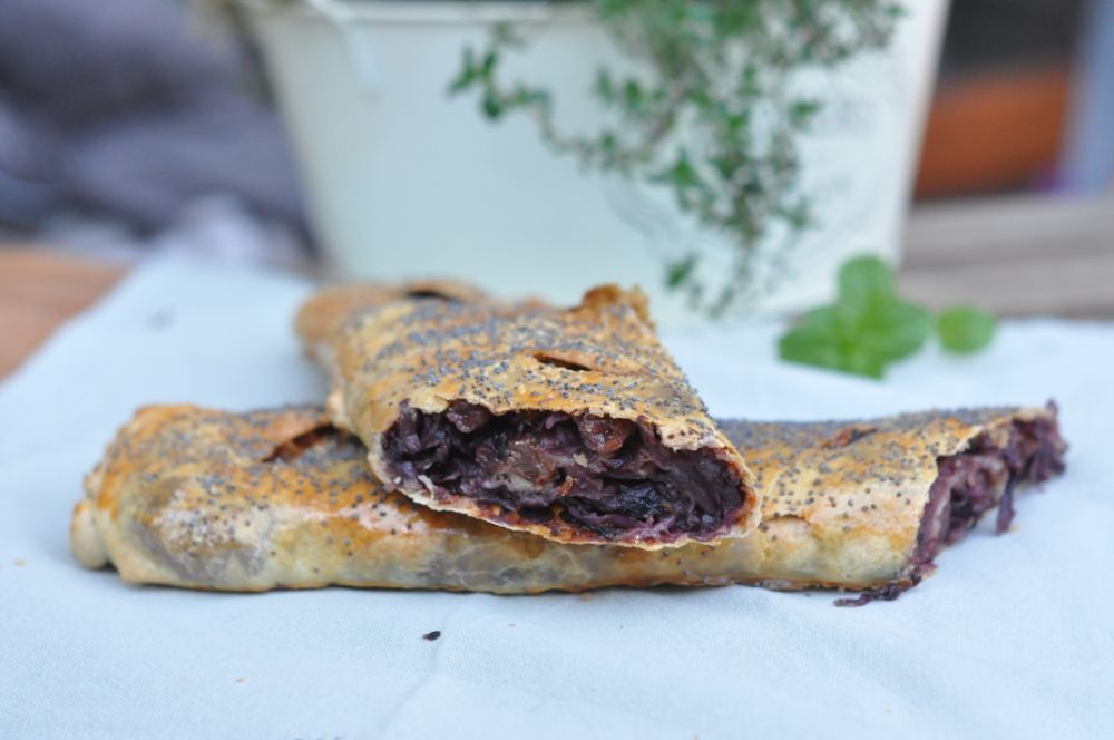 Strudel salato con pasta tirata, radicchio e mele