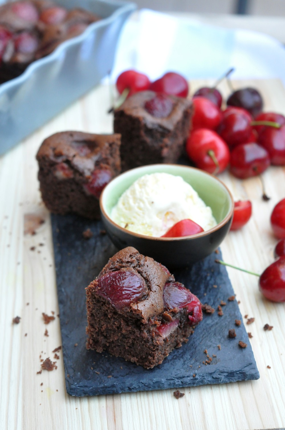 Brownies alle ciliegie e gelato