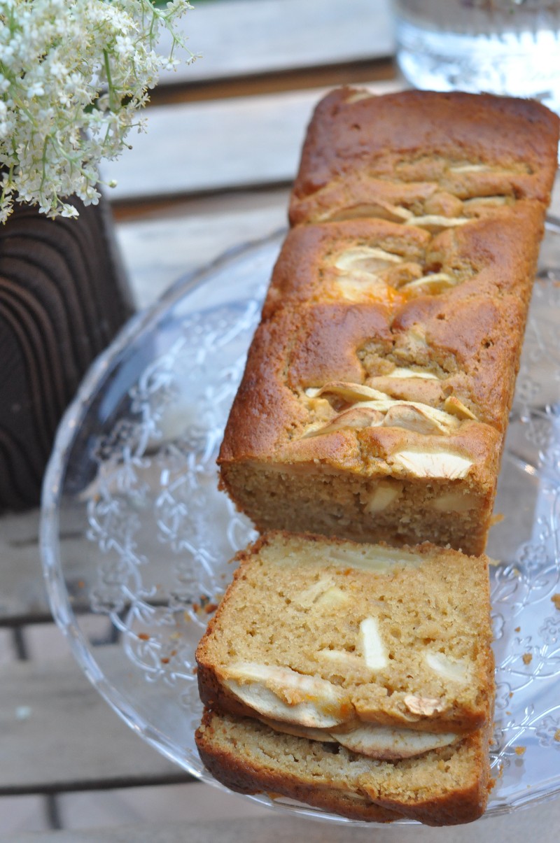 Plumcake alle mele e yogurt aromatizzato ai fiori di sambuco