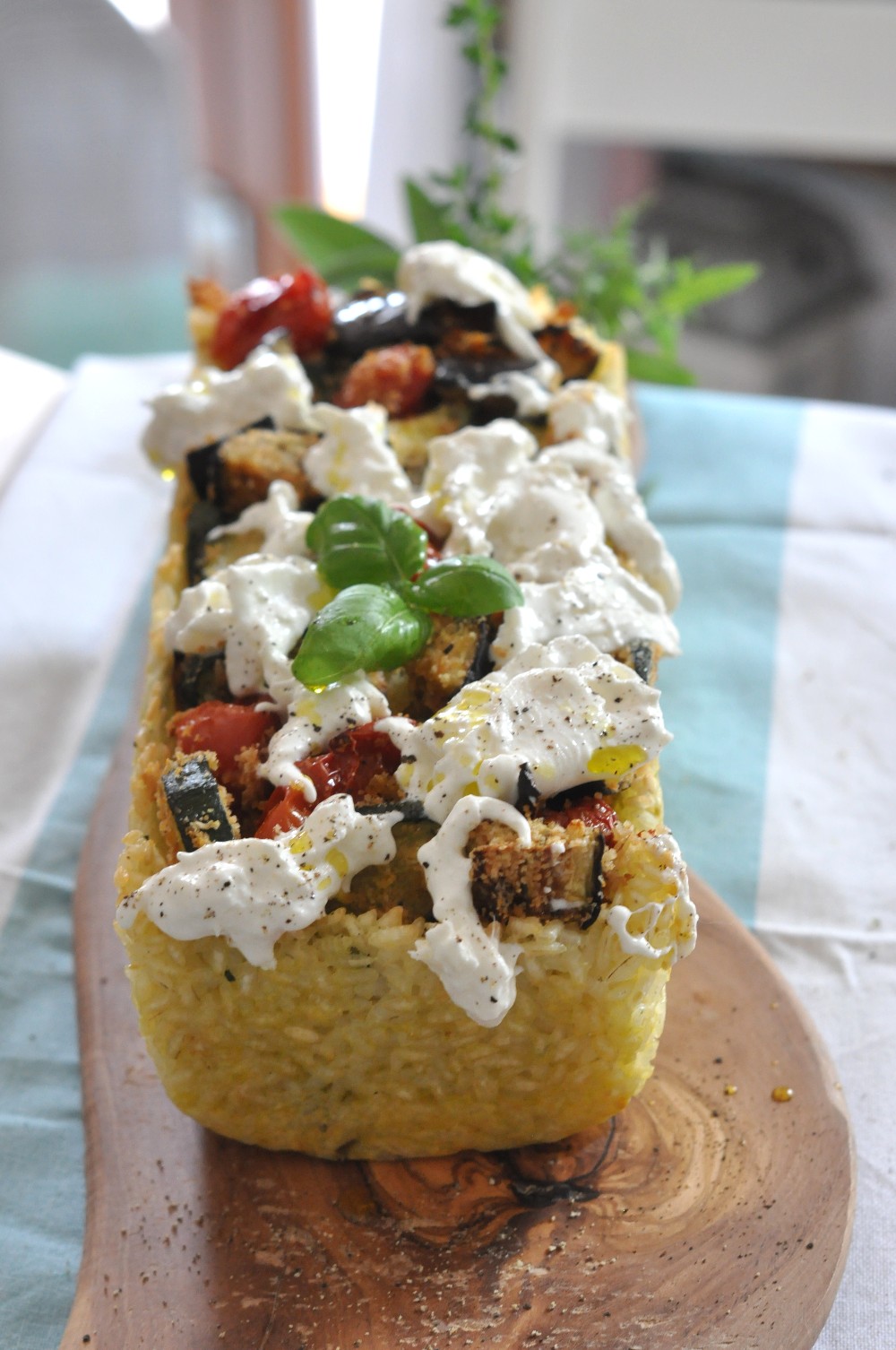 Torta salata di riso con verdure e burrata