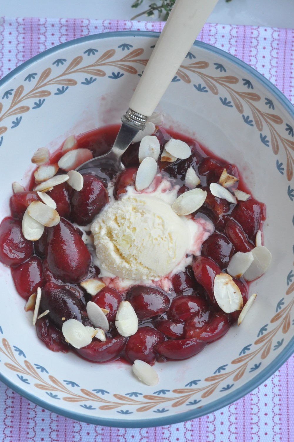 Zuppetta di ciliegie, gelato e mandorle