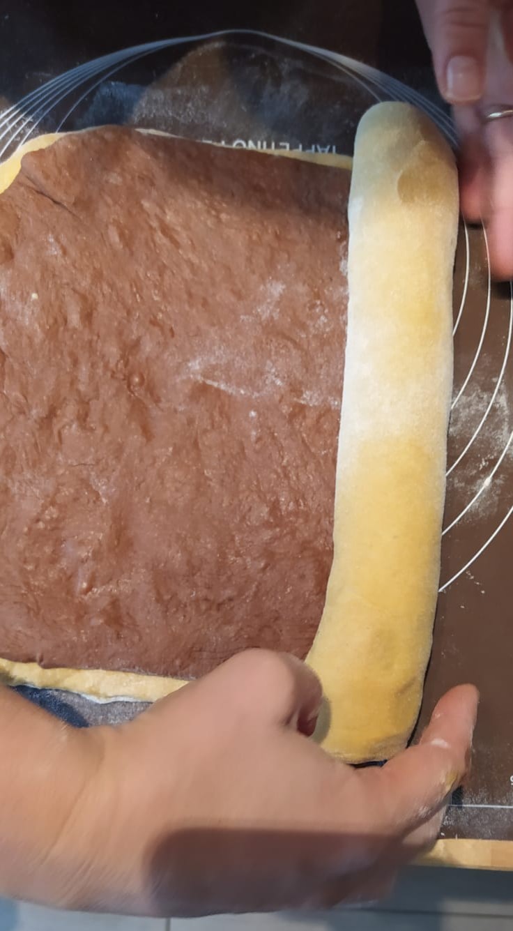 Realizzazione rotolo del pan brioche zucca e cioccolato
